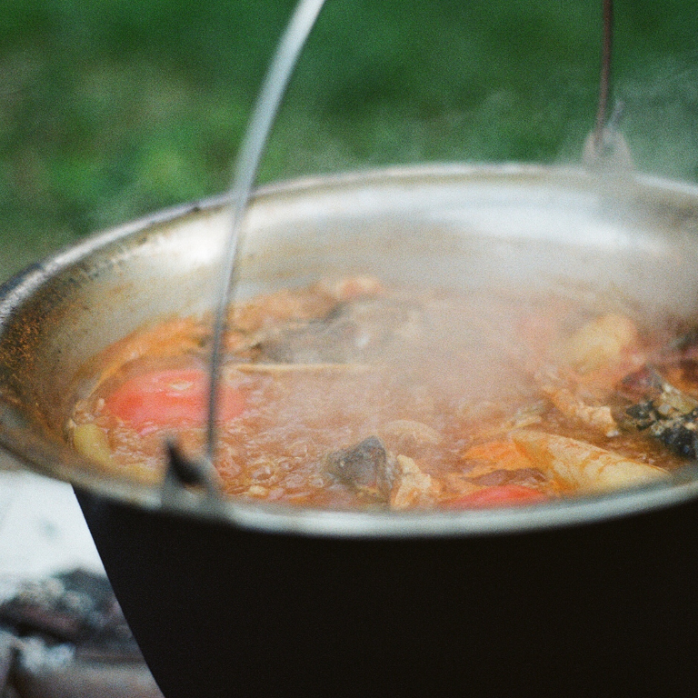 Halászlé házi tésztával, lillafüredi irdalt pontyfilé